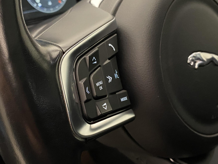 Jaguar E-Pace P300 AWD R-DYNAMIC REZERVACE 2.0 Dynamic