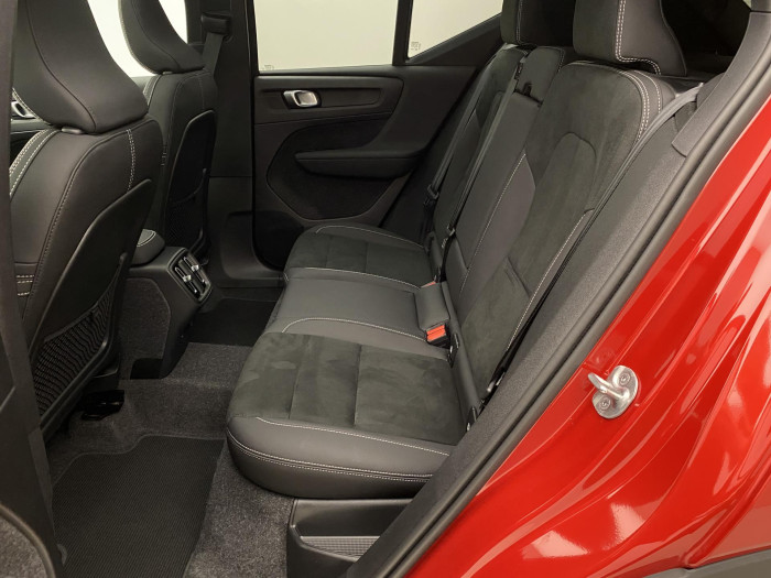 Volvo XC40 B4 DARK ULTRA AUT CZ 1.maj