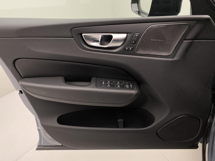 Volvo XC60 B4 AWD PLUS DARK REZERVACE