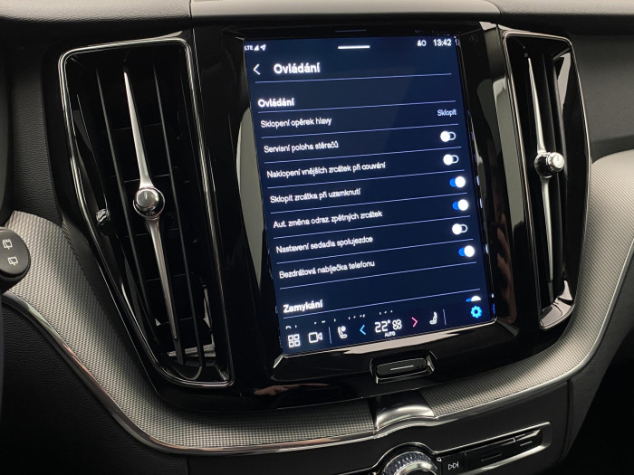 Volvo XC60 T6 AWD PLUG-IN REZERVACE