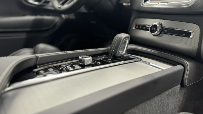 Volvo XC90 T8 AWD R-DESIGN REZERVACE