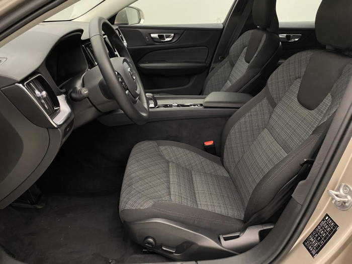 Volvo V60 CC B4 AWD MOMENTUM REZERVACE 2.0 CC CC Momentum