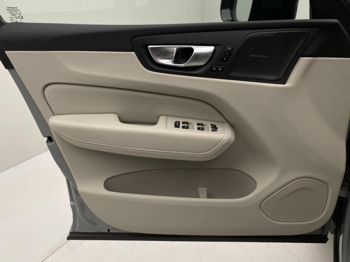 Volvo XC60 B4 AWD ULTIMATE DARK REZERVACE