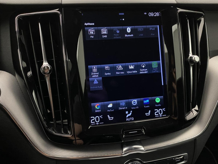 Volvo XC60 B5 AWD R-DESIGN REZERVACE