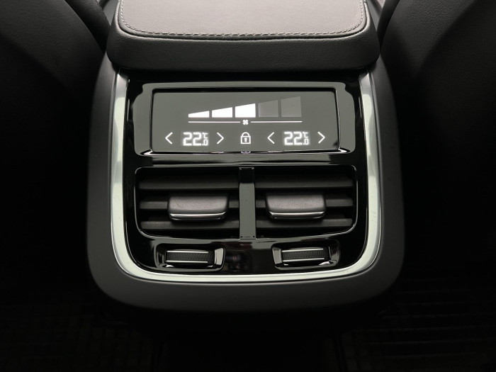 Volvo XC90 B5 AWD R-DESIGN 7MÍSTNÁ AUT