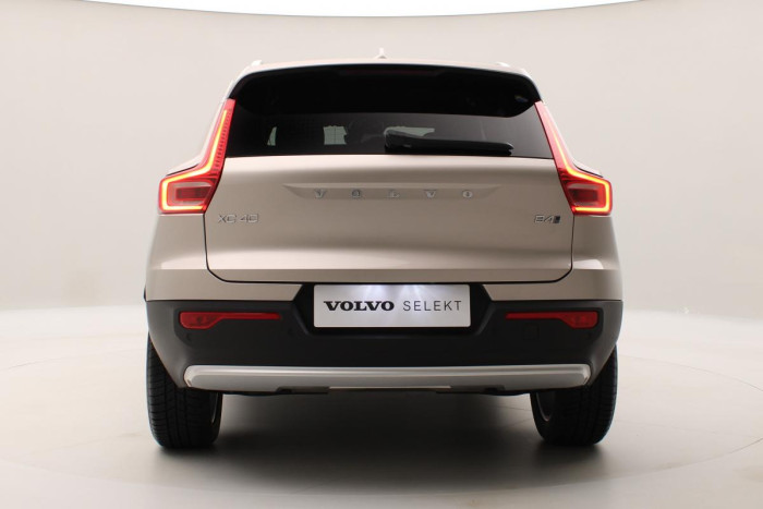 Volvo XC40 B4 AWD PLUS BRIGHT REZERVACE 2.0 Plus
