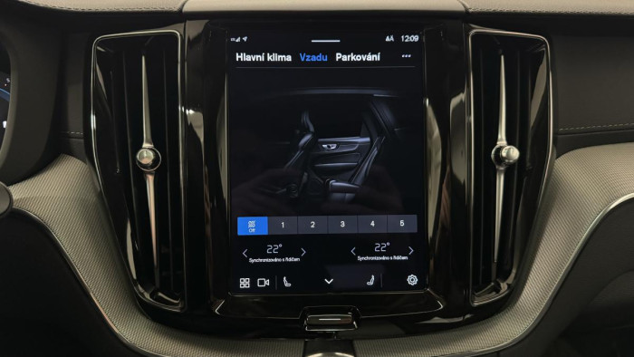 Volvo XC60 B4 AWD ULTIMATE REZERVACE