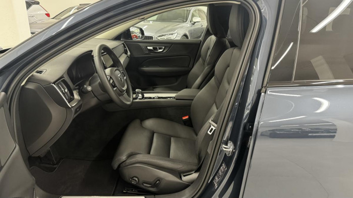 Volvo V60 B4 PLUS DARK AUT REZERVACE 2.0 Plus