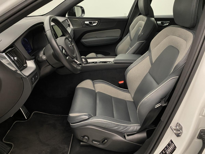 Volvo XC60 B5 AWD R-DESIGN AUT REZERVACE