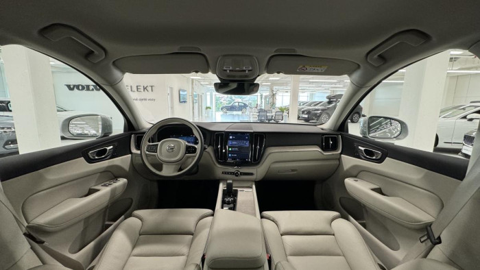 Volvo XC60 B4 CORE NEZÁVISLÉ TOPENÍ AUT