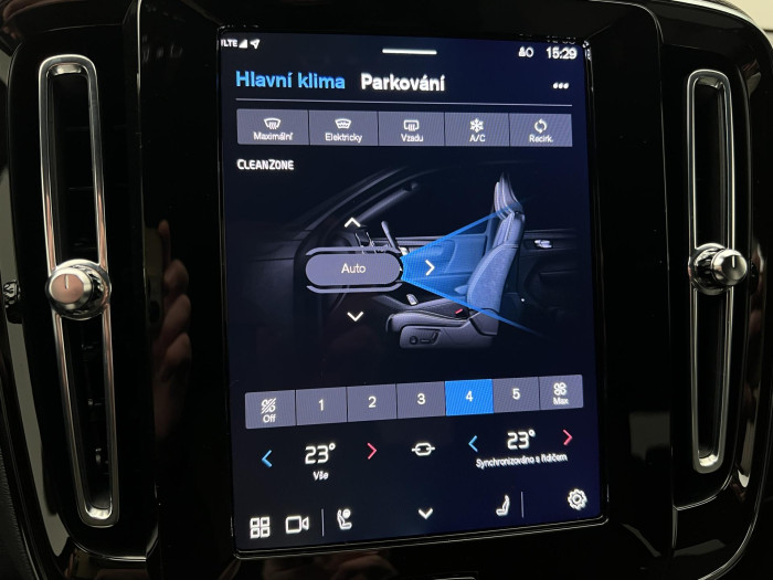 Volvo XC40 B3 PLUS DARK AUT CZ