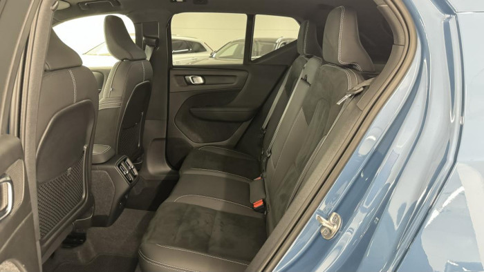 Volvo XC40 B3 ULTIMATE DARK REZERVACE