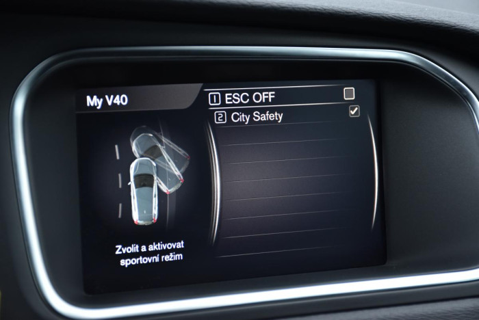 Volvo V40 T2 R-Design REZERVACE