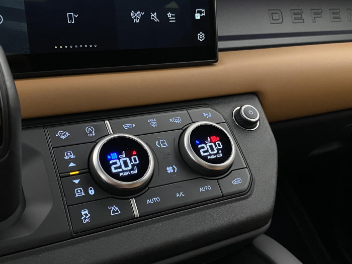 Land Rover Defender D300 HSE AUT AWD REZERVACE 3.0 d