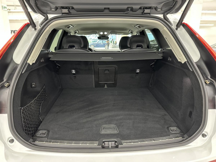 Volvo XC60 B4 AWD PLUS DARK REZERVACE 2.0 Plus