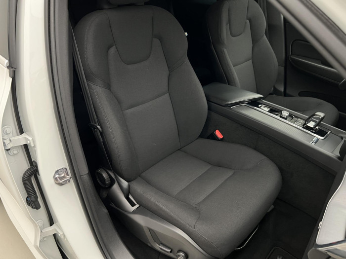Volvo XC60 B4 AWD MOMENTUM PRO AUT CZ 2.0 Momentum