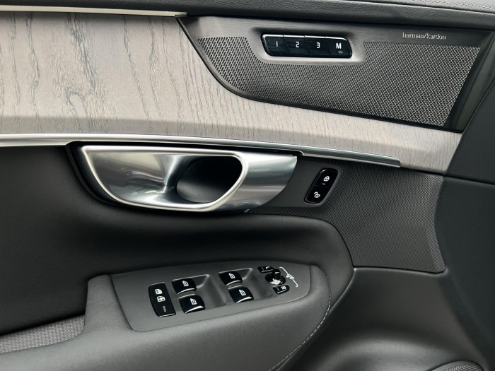 Volvo XC90 B5 AWD ULTRA BRIGHT 7MÍST CZ