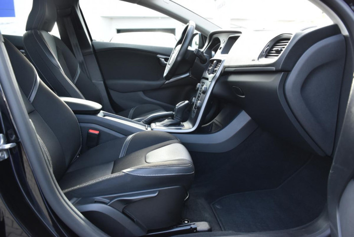 Volvo V40 D2 BLACK EDITION REZERVACE 2.0 d Edition