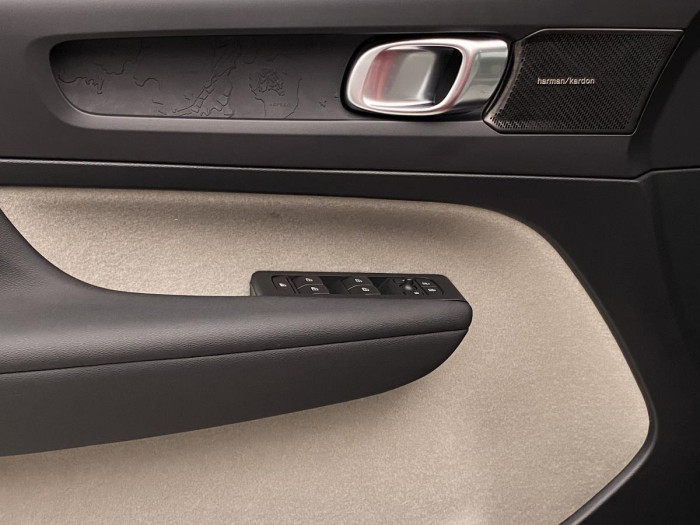 Volvo XC40 D3 MOMENTUM AUT REZERVACE 2.0 d Momentum