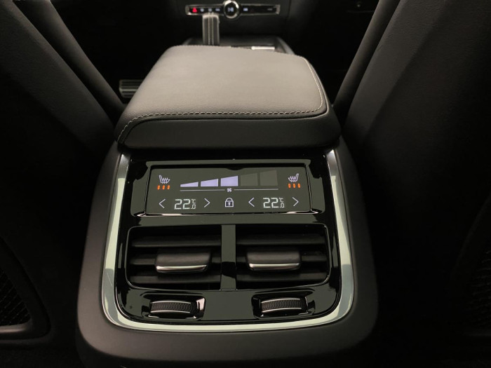 Volvo V60 B6 AWD R-DESIGN REZERVACE