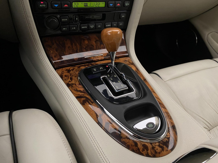 Jaguar XJ 4.2 V8 L EXECUTIVE AUT 1.maj 4.2 V8 Executive