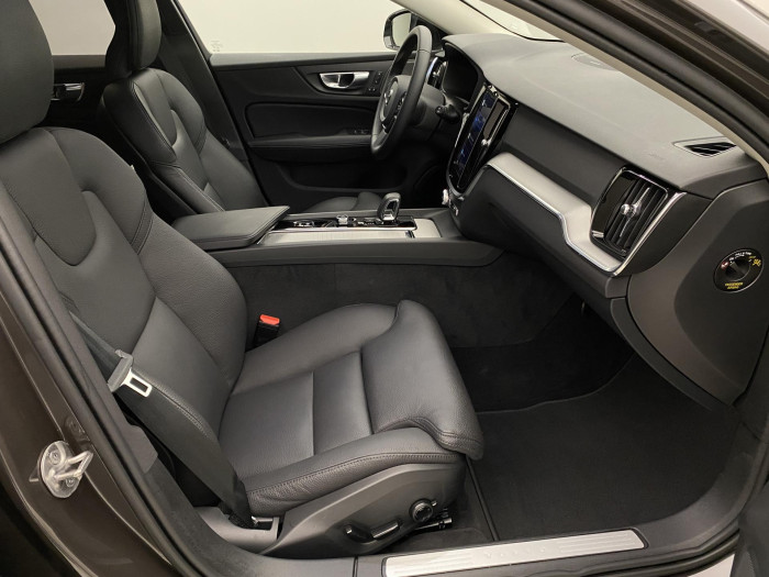 Volvo V60 B4 DARK PLUS AUT 1.maj