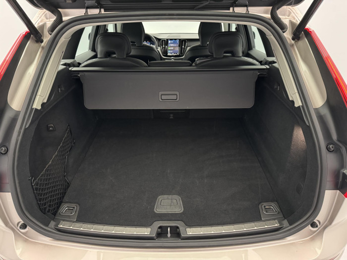 Volvo XC60 B4 AWD PLUS DARK AUT CZ 1.maj