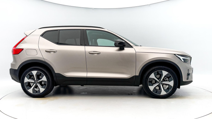 Volvo XC40 B4 ULTIMATE DARK REZERVACE