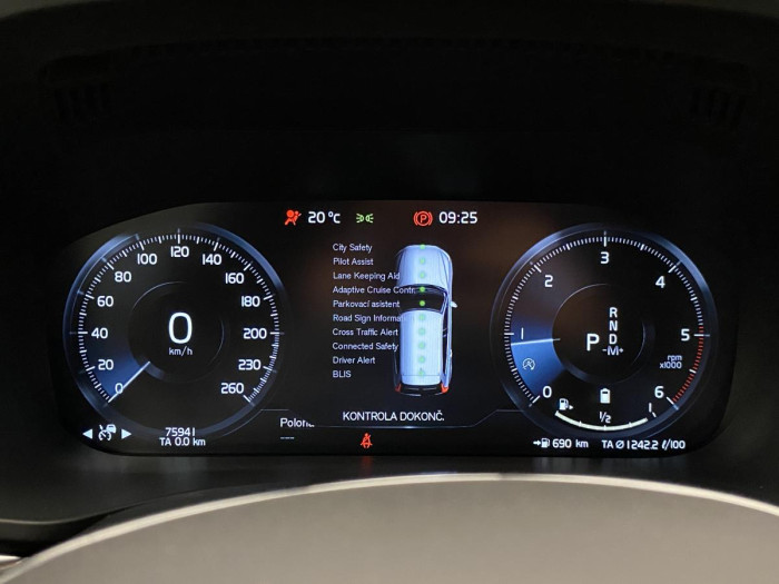 Volvo XC60 B5 AWD R-DESIGN REZERVACE