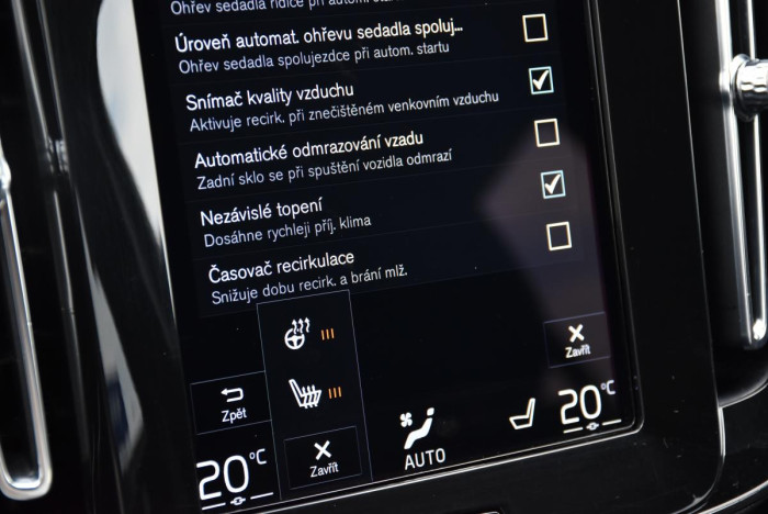Volvo XC40 B4 AWD MOMENTUM REZERVACE 2.0 Momentum