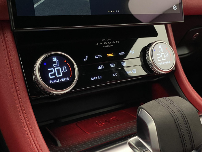 Jaguar F-Pace D300 S R-DYNAMIC AWD REZERVACE 3.0 d Dynamic