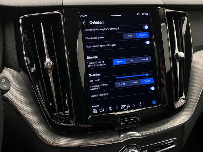 Volvo XC60 B4 AWD R-DESIGN REZERVACE