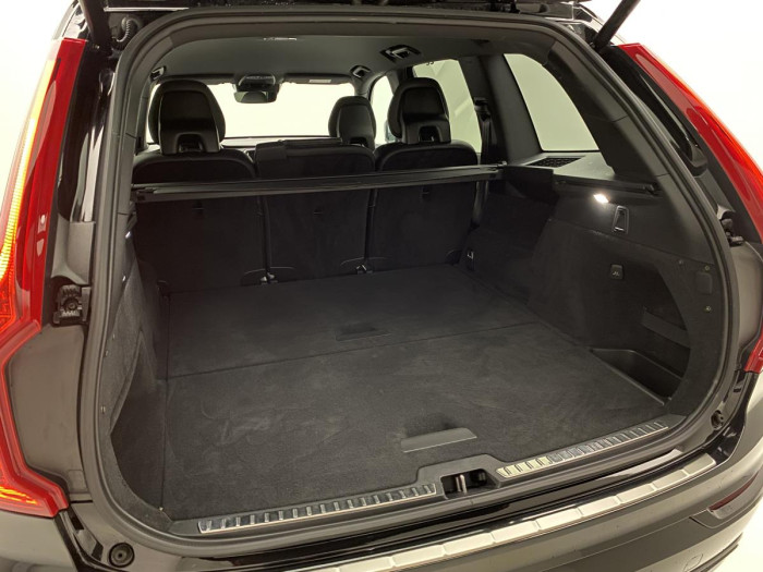 Volvo XC90 B6 AWD R-DESIGN AUT REZERVACE
