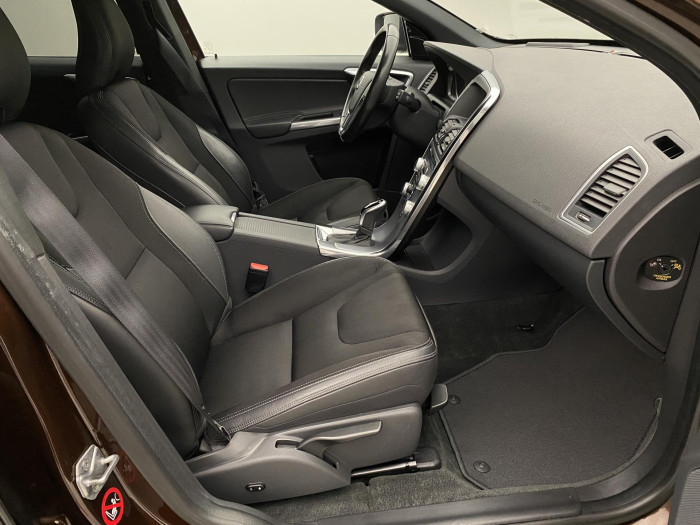 Volvo XC60 D4 AWD MOMENTUM REZERVACE 2.4 d Momentum