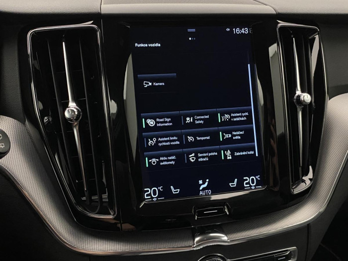 Volvo XC60 B5 AWD R-DESIGN REZERVACE