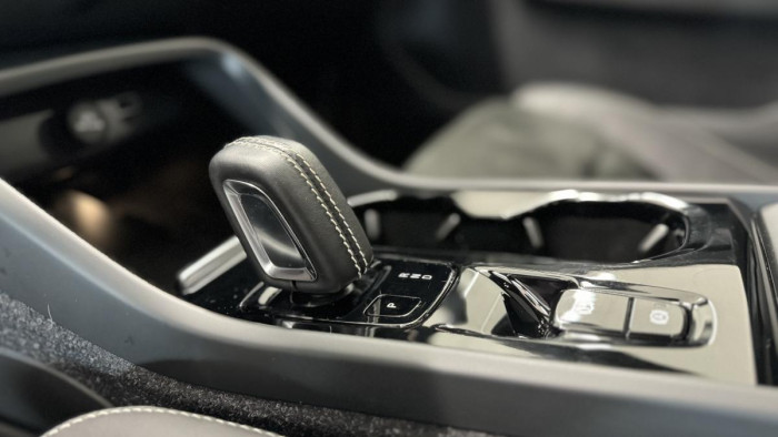 Volvo XC40 T4 R-DESIGN REZERVACE