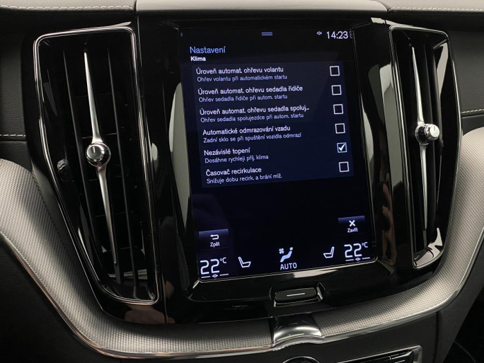 Volvo XC60 B5 AWD R-DESIGN AUT REZERVACE