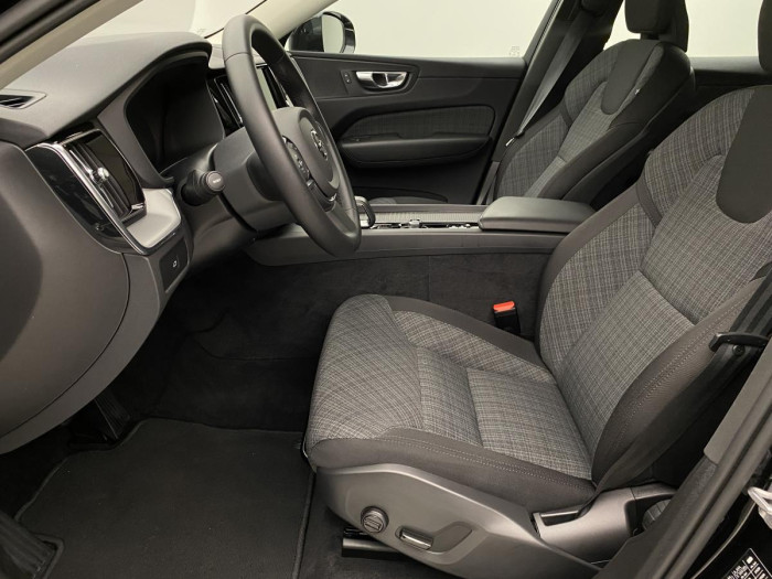 Volvo XC60 B4 MOMENTUM AUT REZERVACE 2.0 Momentum