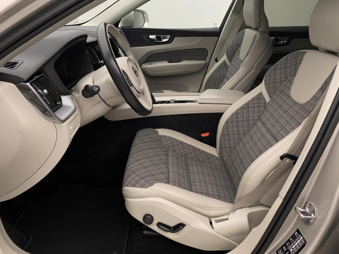 Volvo XC60 B4 AWD MOMENTUM AUT CZ 2.0 Momentum