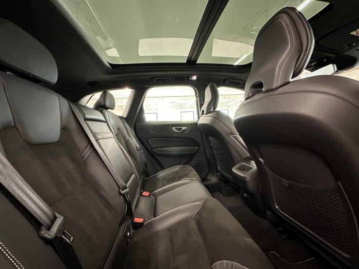 Volvo XC60 D5 AWD R-DESIGN AUT REZERVACE 2.0 d