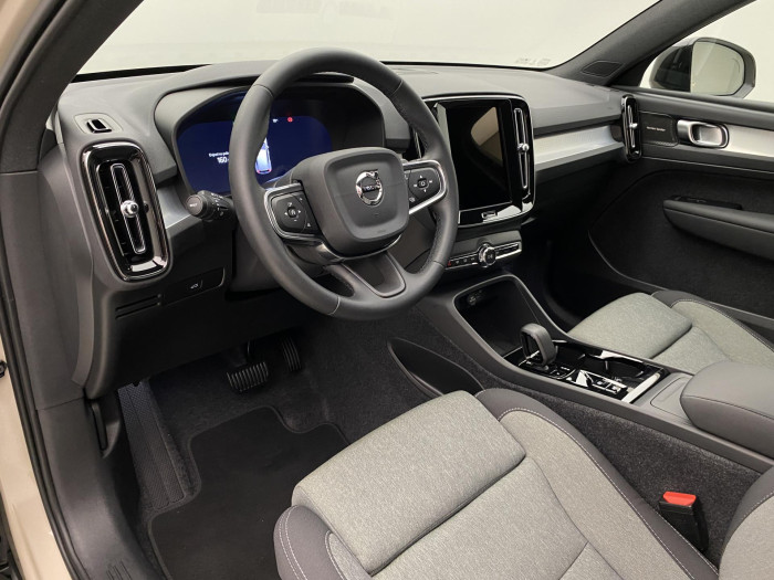 Volvo XC40 B3 DARK PLUS REZERVACE