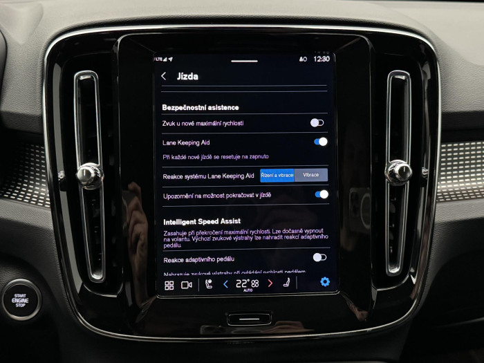 Volvo XC40 B3 DARK ULTRA CZ 1.maj