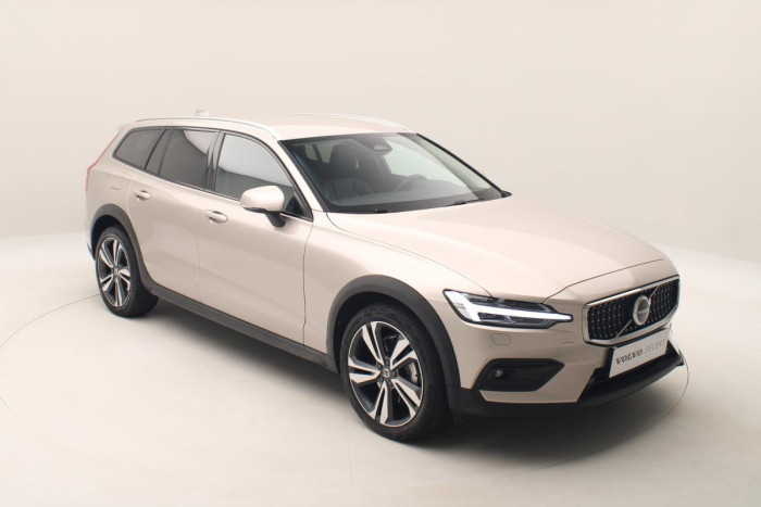 Volvo V60 CC B4 AWD PLUS AUT CZ 1.maj