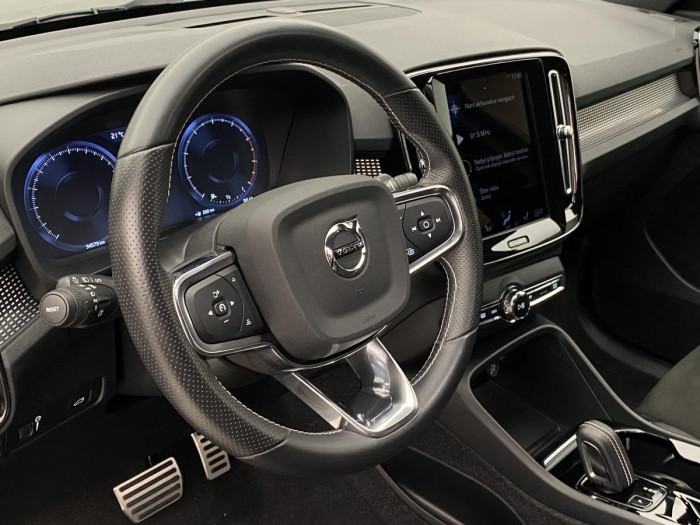 Volvo XC40 B4 R-DESIGN AUT REZERVACE