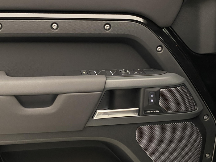 Land Rover Defender D300 SE AWD AUT CZ REZERVACE 3.0 d SE