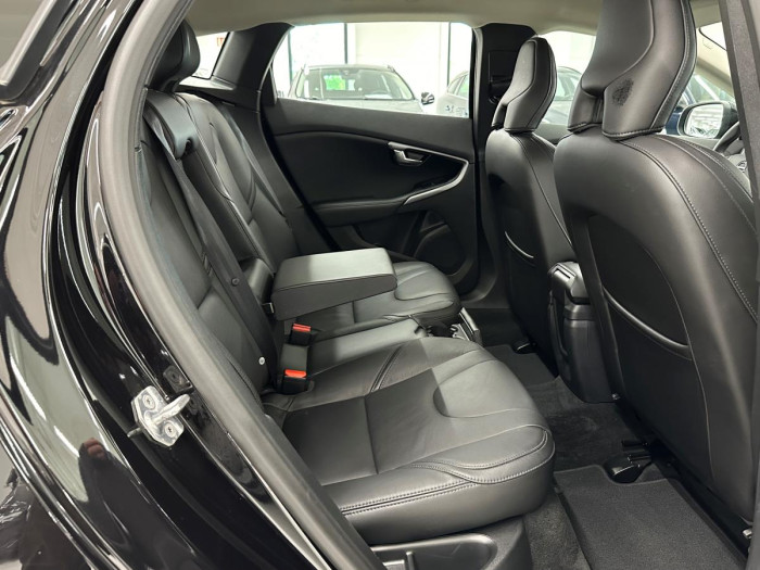 Volvo V40 D2 BLACK EDITION REZERVACE 2.0 d Edition