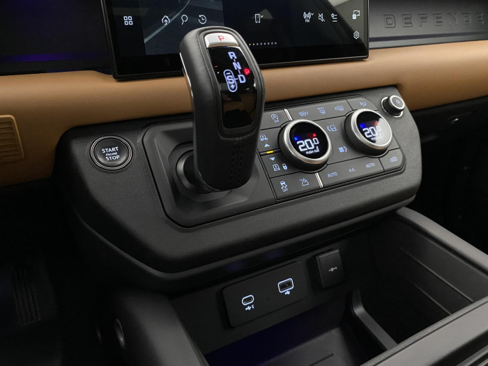 Land Rover Defender D300 HSE AUT AWD REZERVACE 3.0 d