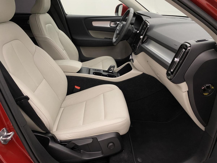 Volvo XC40 T4 MOMENTUM AUT REZERVACE 2.0 Momentum