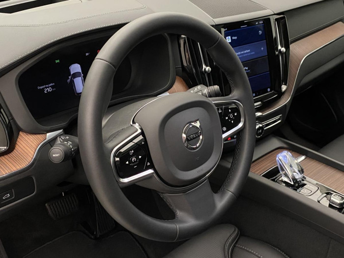 Volvo XC60 B5 AWD ULTIMATE REZERVACE