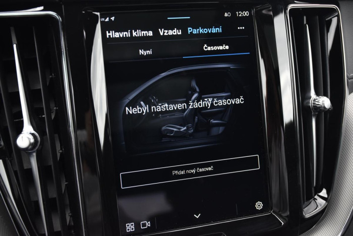 Volvo XC60 B5 AWD ULTIMATE REZERVACE